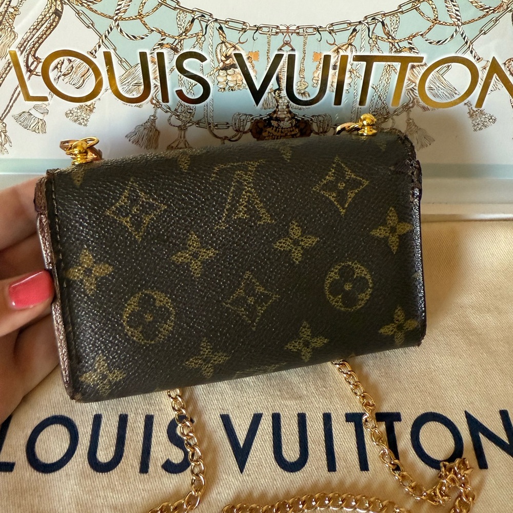 Louis Vuitton Vintage Brown Monogram Wallet in Chain - Picture 4 of 14